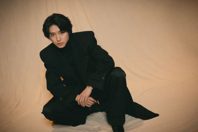 圧倒的美！山崎賢人、黒で魅せる…撮りおろし＜7枚＞（3枚目）