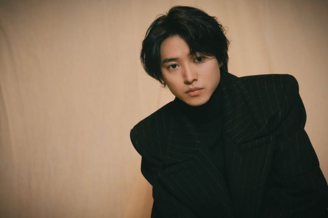 圧倒的美！山崎賢人、黒で魅せる…撮りおろし＜7枚＞（4枚目）