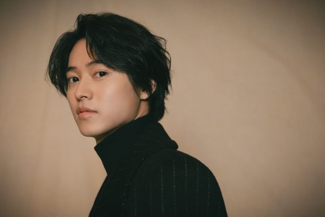 圧倒的美！山崎賢人、黒で魅せる…撮りおろし＜7枚＞（7枚目）