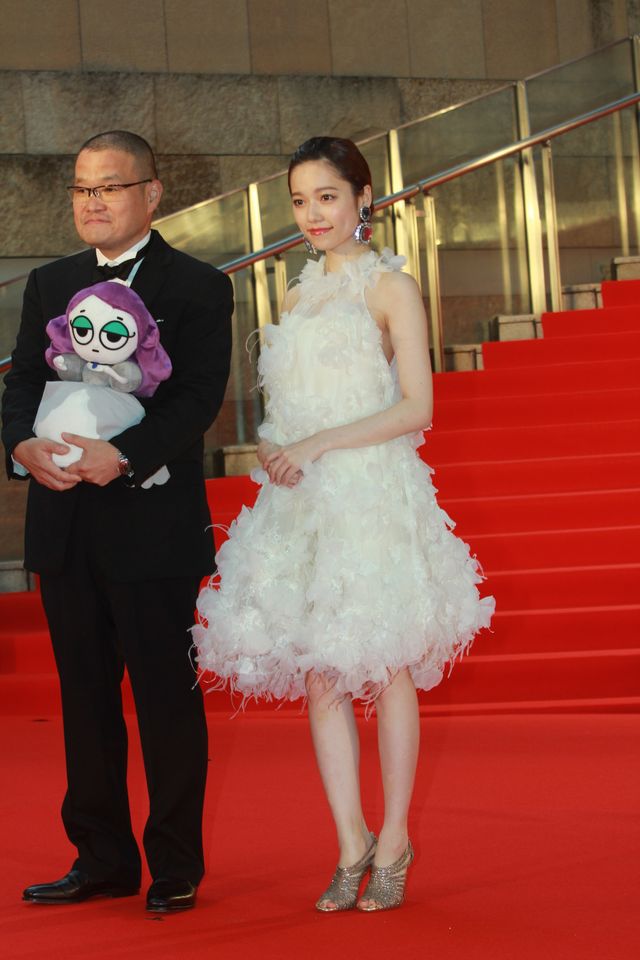 ぱるる、白のふわふわドレス！レッドカーペットが大歓声に包まれる！フォトギャラリー2（3枚目）