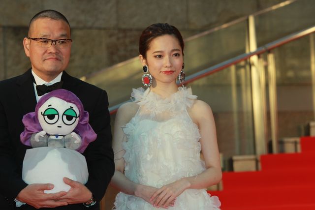 ぱるる、白のふわふわドレス！レッドカーペットが大歓声に包まれる！フォトギャラリー2（4枚目）