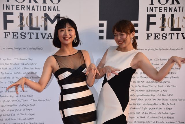 ぱるる、白のふわふわドレス！レッドカーペットが大歓声に包まれる！フォトギャラリー2（5枚目）