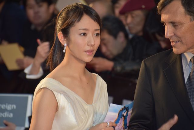 ぱるる、白のふわふわドレス！レッドカーペットが大歓声に包まれる！フォトギャラリー2（7枚目）