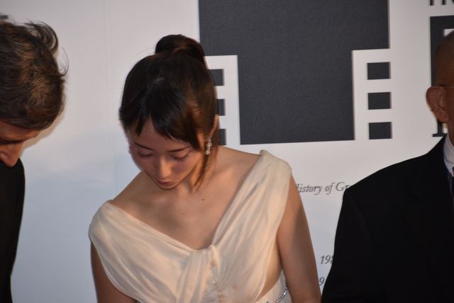 ぱるる、白のふわふわドレス！レッドカーペットが大歓声に包まれる！フォトギャラリー2（8枚目）