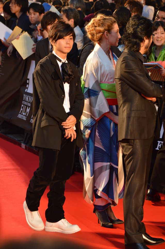 ぱるる、白のふわふわドレス！レッドカーペットが大歓声に包まれる！フォトギャラリー2（9枚目）