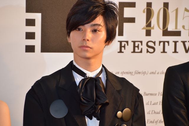 ぱるる、白のふわふわドレス！レッドカーペットが大歓声に包まれる！フォトギャラリー2（12枚目）