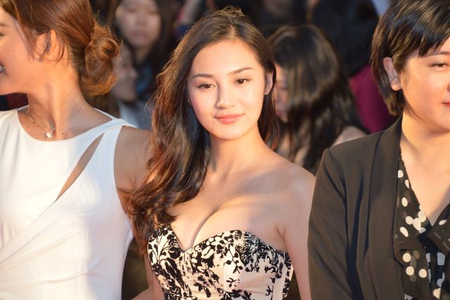 ぱるる、白のふわふわドレス！レッドカーペットが大歓声に包まれる！フォトギャラリー2（13枚目）