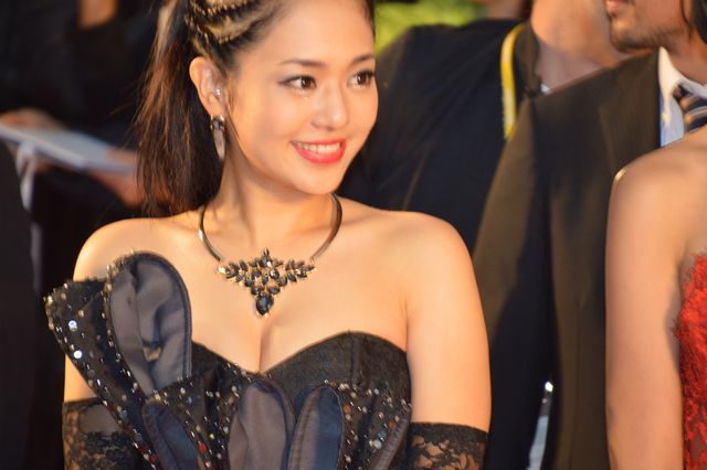 ぱるる、白のふわふわドレス！レッドカーペットが大歓声に包まれる！フォトギャラリー2（15枚目）