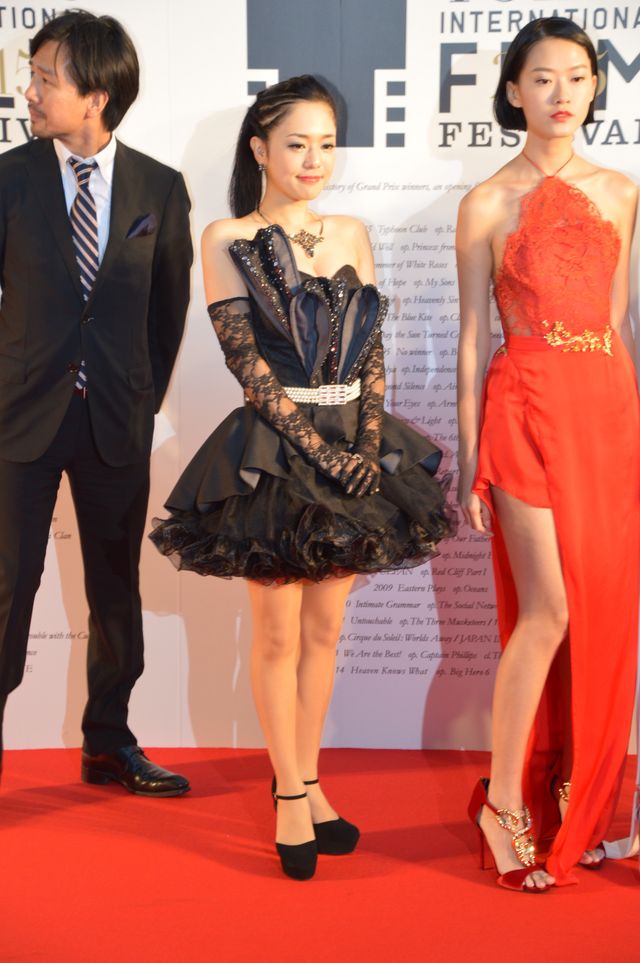 ぱるる、白のふわふわドレス！レッドカーペットが大歓声に包まれる！フォトギャラリー2（16枚目）