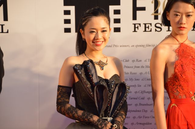 ぱるる、白のふわふわドレス！レッドカーペットが大歓声に包まれる！フォトギャラリー2（18枚目）