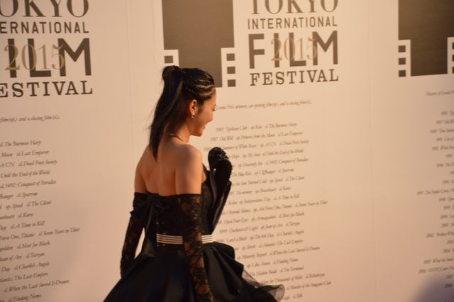 ぱるる、白のふわふわドレス！レッドカーペットが大歓声に包まれる！フォトギャラリー2（19枚目）