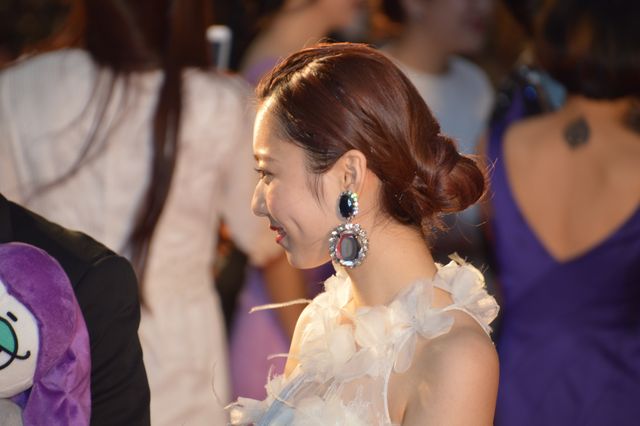 ぱるる、白のふわふわドレス！レッドカーペットが大歓声に包まれる！フォトギャラリー2（20枚目）