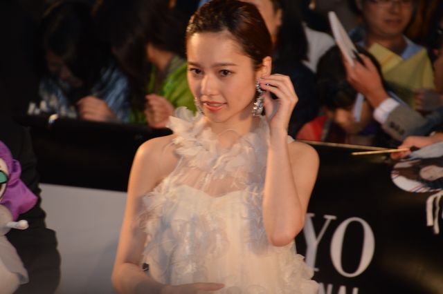 ぱるる、白のふわふわドレス！レッドカーペットが大歓声に包まれる！フォトギャラリー2（23枚目）