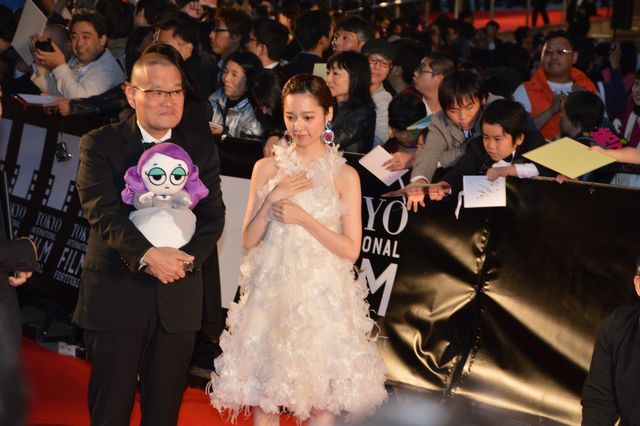 ぱるる、白のふわふわドレス！レッドカーペットが大歓声に包まれる！フォトギャラリー2（24枚目）