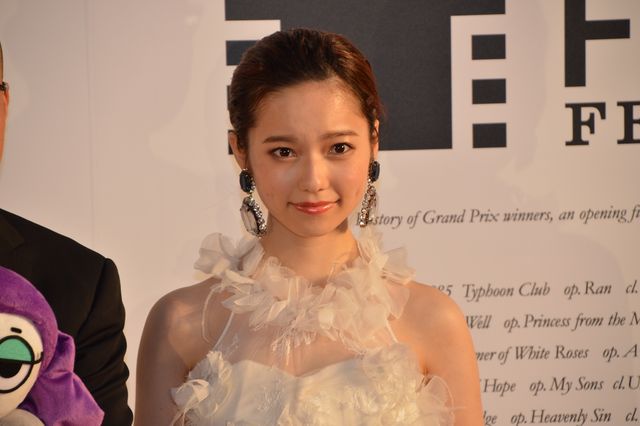 ぱるる、白のふわふわドレス！レッドカーペットが大歓声に包まれる！フォトギャラリー2（25枚目）