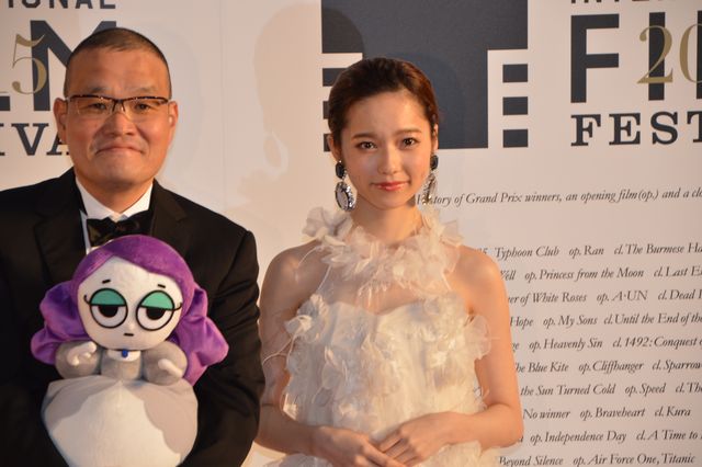 ぱるる、白のふわふわドレス！レッドカーペットが大歓声に包まれる！フォトギャラリー2（26枚目）