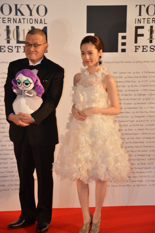 ぱるる、白のふわふわドレス！レッドカーペットが大歓声に包まれる！フォトギャラリー2（28枚目）