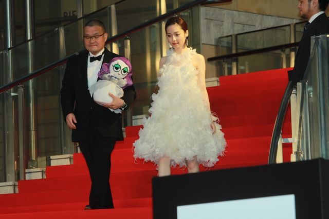 ぱるる、白のふわふわドレス！レッドカーペットが大歓声に包まれる！フォトギャラリー2（30枚目）