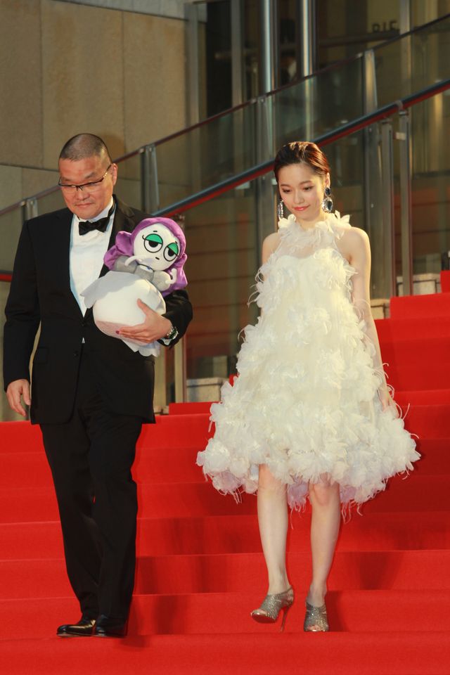 ぱるる、白のふわふわドレス！レッドカーペットが大歓声に包まれる！フォトギャラリー2（31枚目）