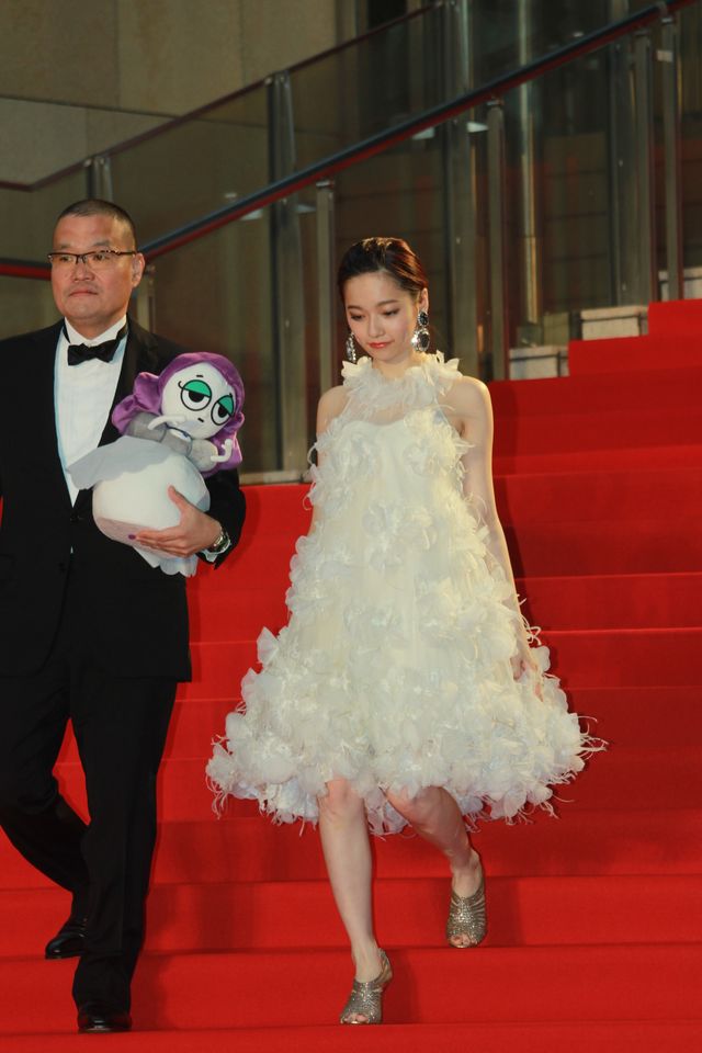 ぱるる、白のふわふわドレス！レッドカーペットが大歓声に包まれる！フォトギャラリー2（32枚目）