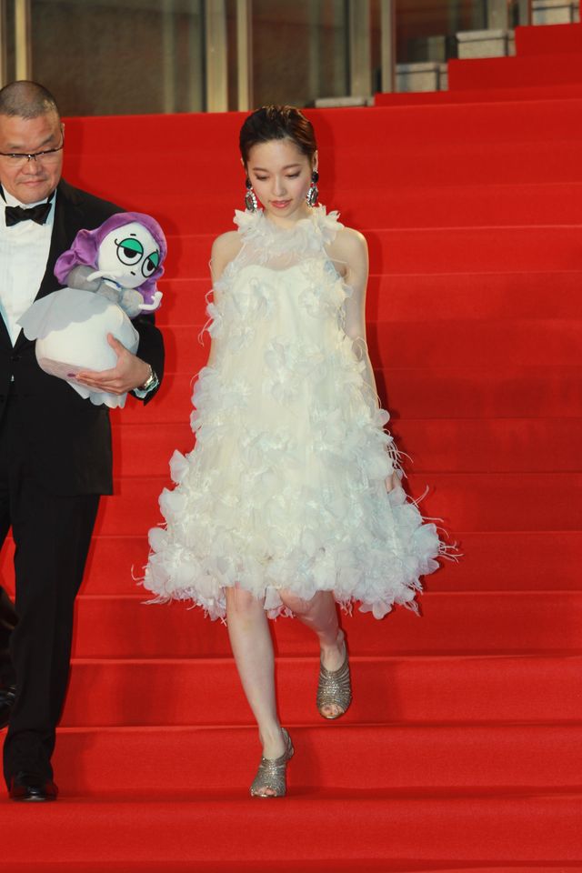 ぱるる、白のふわふわドレス！レッドカーペットが大歓声に包まれる！フォトギャラリー2（33枚目）