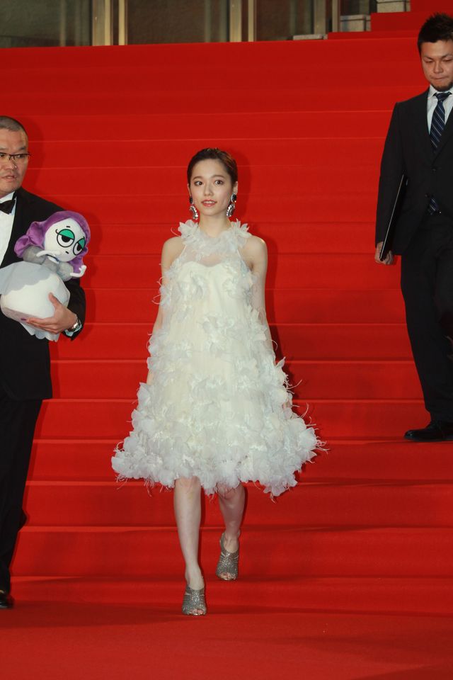 ぱるる、白のふわふわドレス！レッドカーペットが大歓声に包まれる！フォトギャラリー2（34枚目）
