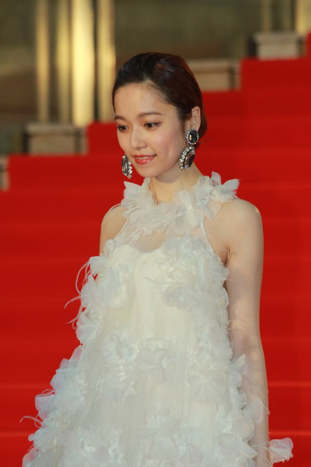 ぱるる、白のふわふわドレス！レッドカーペットが大歓声に包まれる！フォトギャラリー2（35枚目）