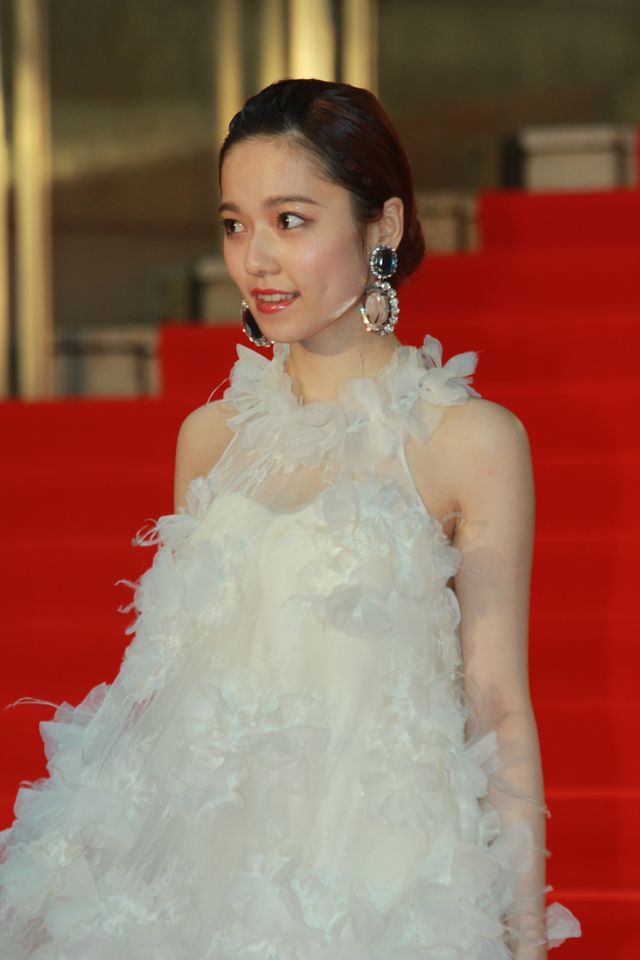 ぱるる、白のふわふわドレス！レッドカーペットが大歓声に包まれる！フォトギャラリー2（36枚目）