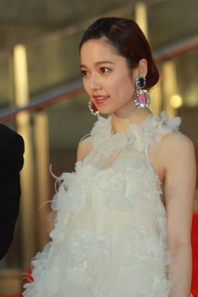 ぱるる、白のふわふわドレス！レッドカーペットが大歓声に包まれる！フォトギャラリー2（37枚目）