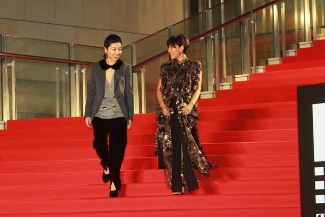 ぱるる、白のふわふわドレス！レッドカーペットが大歓声に包まれる！フォトギャラリー2（55枚目）