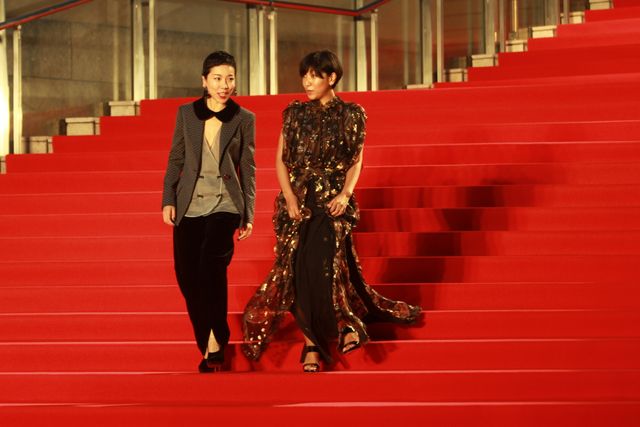 ぱるる、白のふわふわドレス！レッドカーペットが大歓声に包まれる！フォトギャラリー2（56枚目）