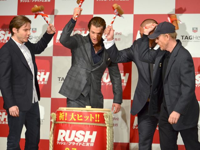 クリス・ヘムズワース&ダニエル・ブリュールが鏡開き!フォトギャラリー(6枚目)