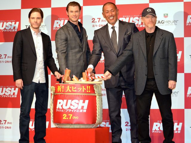 クリス・ヘムズワース＆ダニエル・ブリュールが鏡開き！フォトギャラリー（12枚目）