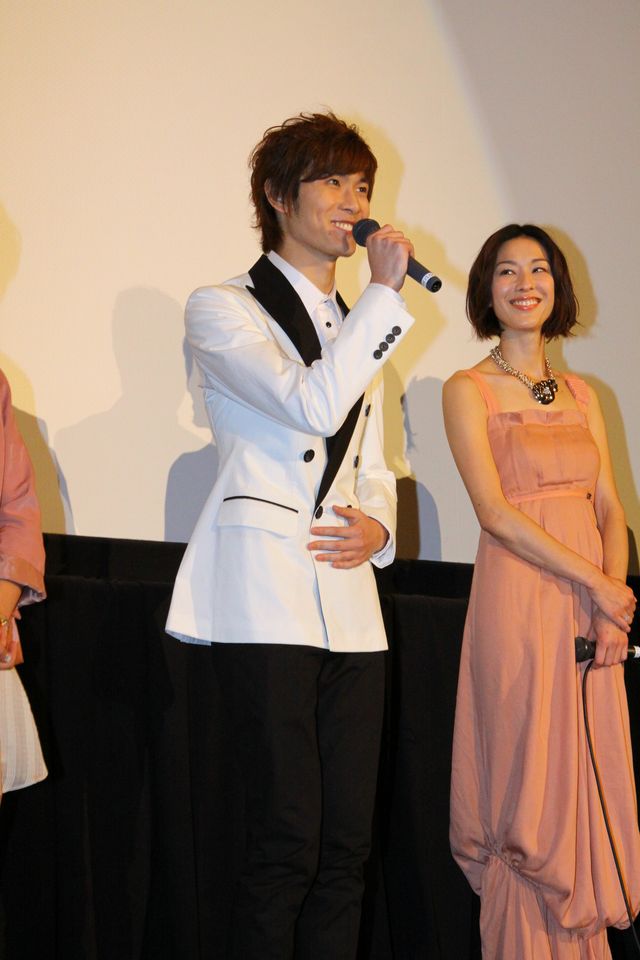 元モー娘。市井紗耶香、ミニスカートで登壇した舞台あいさつ写真ギャラリー（3枚目）