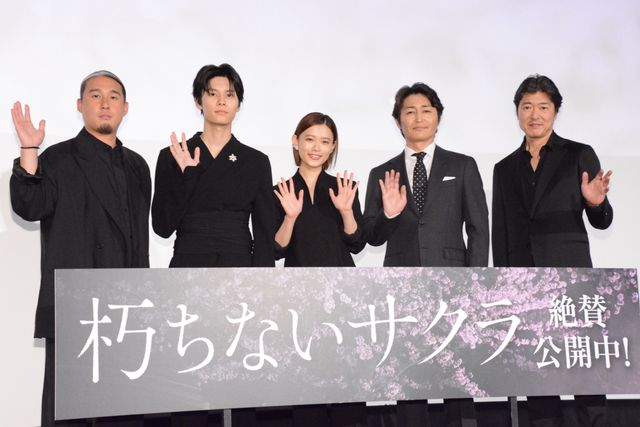杉咲花、萩原利久ら黒スーツが超クール！『朽ちないサクラ』公開記念舞台挨拶：フォトギャラリー