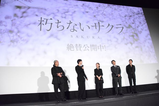 杉咲花、萩原利久ら黒スーツが超クール！『朽ちないサクラ』公開記念舞台挨拶（13枚目）