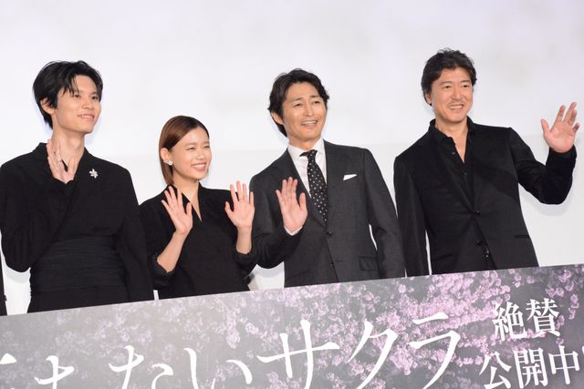 杉咲花、萩原利久ら黒スーツが超クール！『朽ちないサクラ』公開記念舞台挨拶（19枚目）