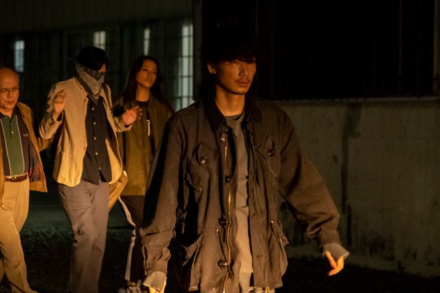 衝撃の初回からの！綾野剛、千葉雄大ら「アバランチ」2話場面写真（3枚目）