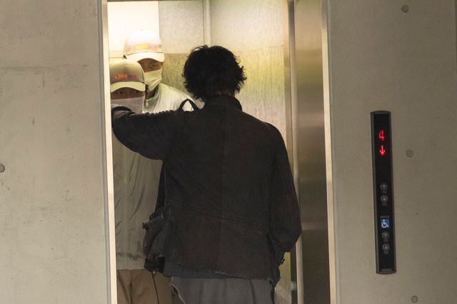 衝撃の初回からの！綾野剛、千葉雄大ら「アバランチ」2話場面写真（11枚目）