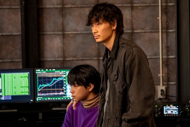 衝撃の初回からの！綾野剛、千葉雄大ら「アバランチ」2話場面写真（13枚目）