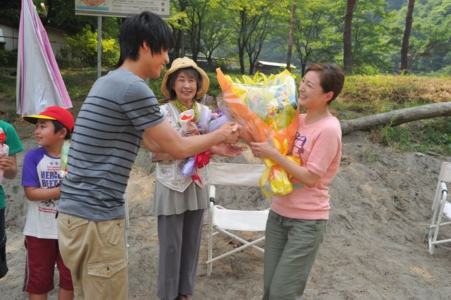 広末涼子、感激！「スターマン・この星の恋」クランクアップ写真ギャラリー：フォトギャラリー