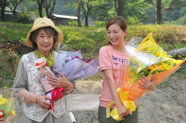 広末涼子、感激！「スターマン・この星の恋」クランクアップ写真ギャラリー（2枚目）