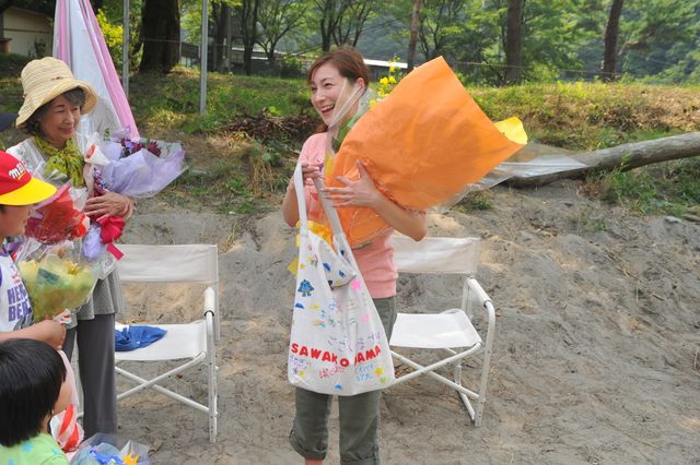 広末涼子、感激！「スターマン・この星の恋」クランクアップ写真ギャラリー（3枚目）