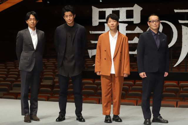 小栗旬＆星野源、スーツで登場！『罪の声』完成報告会（14枚目）