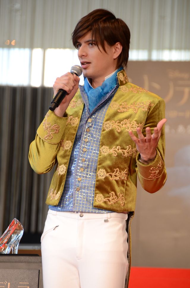 エスコート姿がかっこいい！『シンデレラ』エンドソングを生歌披露！フォトギャラリー（7枚目）