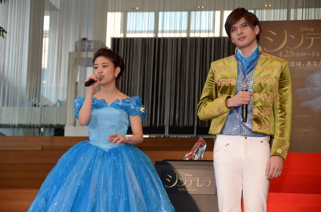 エスコート姿がかっこいい！『シンデレラ』エンドソングを生歌披露！フォトギャラリー（8枚目）