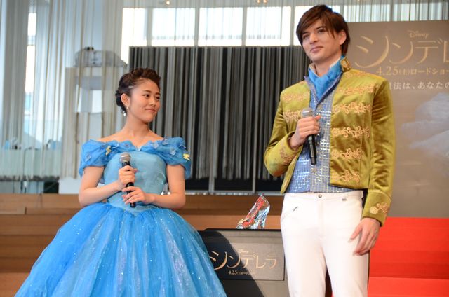 エスコート姿がかっこいい！『シンデレラ』エンドソングを生歌披露！フォトギャラリー（11枚目）