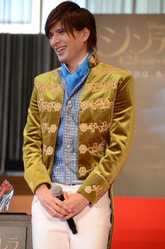 エスコート姿がかっこいい！『シンデレラ』エンドソングを生歌披露！フォトギャラリー（13枚目）