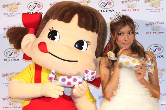 ローラがペコちゃんと初対面！「不二家洋菓子店」プレス発表会見フォトギャラリー（5枚目）