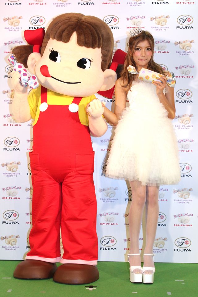 ローラがペコちゃんと初対面！「不二家洋菓子店」プレス発表会見フォトギャラリー（6枚目）